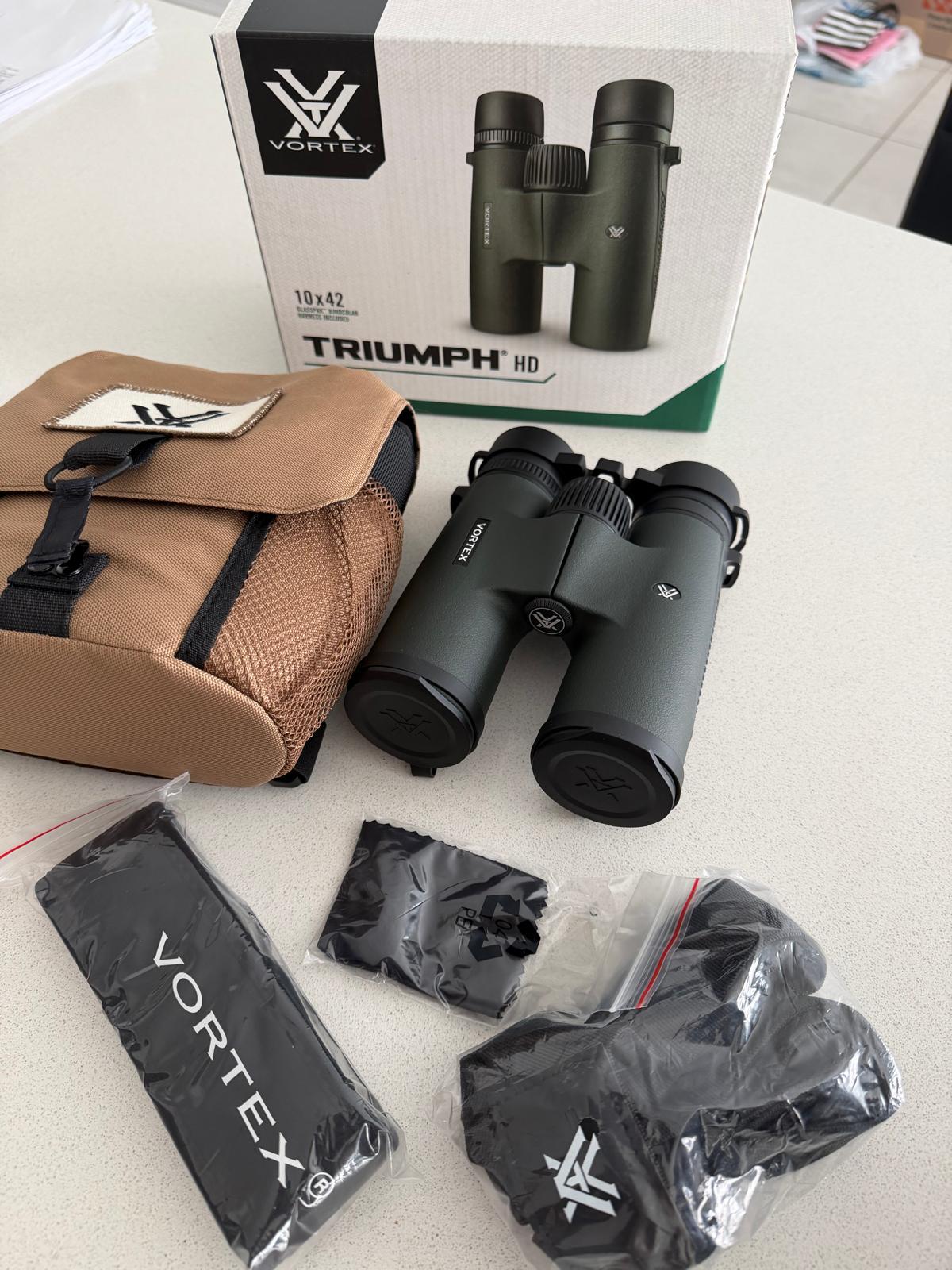 BINOCULO, MODELO TRIUMPH HD 10X42